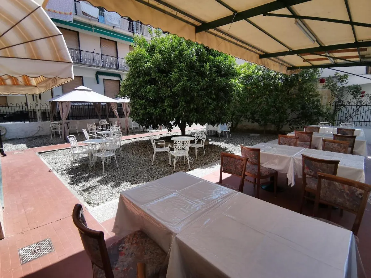 Hotel La Perla Spotorno 2*,  Italia